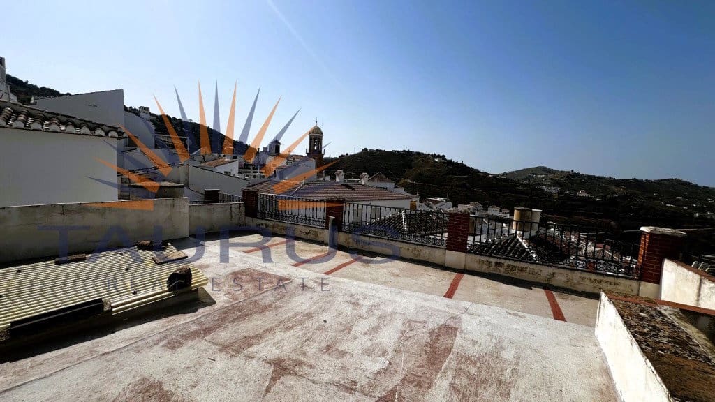 5 bedroom Townhouse for sale in Competa - € 194,000 (Ref: 9185642)