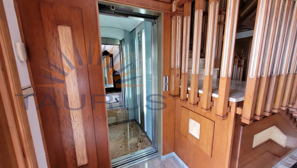 5 soveværelse Villa til salg i Caleta de Velez med garage - € 995.000 (Ref: 9251979)