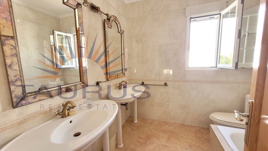 5 soveværelse Villa til salg i Caleta de Velez med garage - € 995.000 (Ref: 9251979)