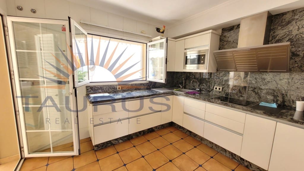 5 soveværelse Villa til salg i Caleta de Velez med garage - € 995.000 (Ref: 9251979)