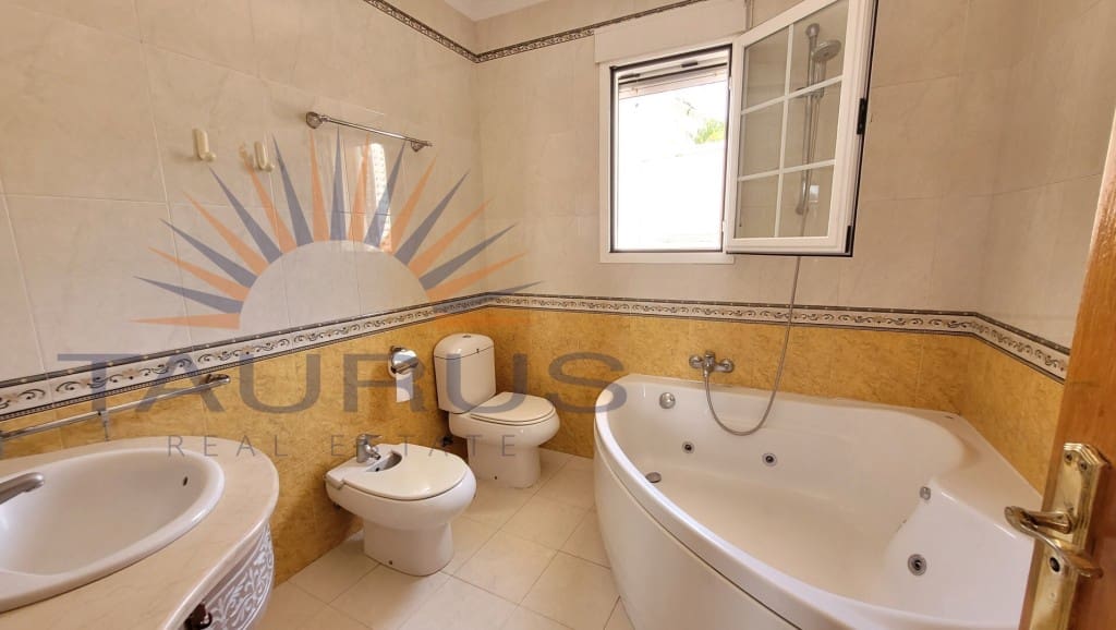 5 soveværelse Villa til salg i Caleta de Velez med garage - € 995.000 (Ref: 9251979)