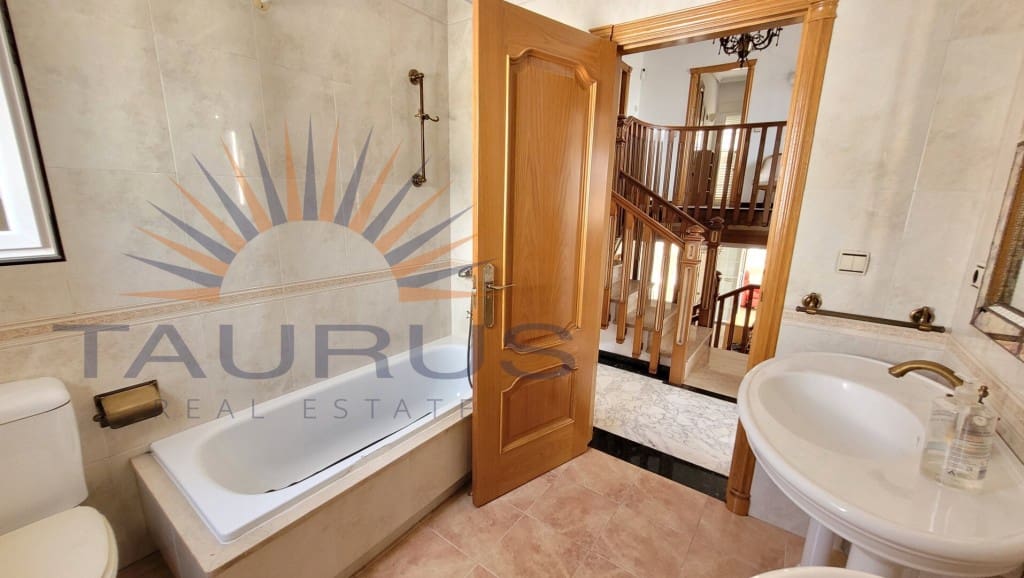 5 soveværelse Villa til salg i Caleta de Velez med garage - € 995.000 (Ref: 9251979)