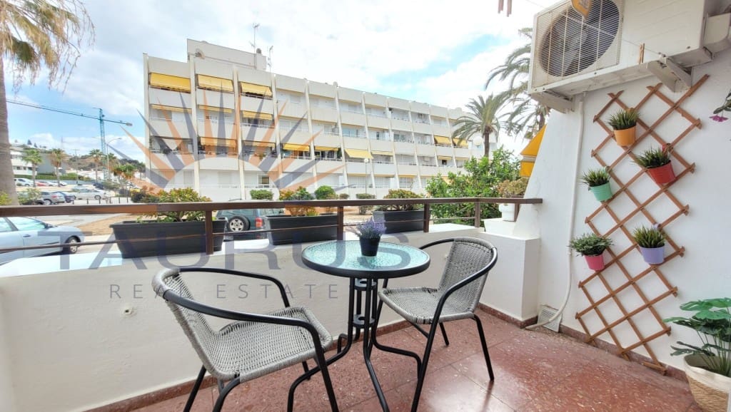 Apartment for sale in Caleta de Velez with pool - € 140,000 (Ref: 9281164)