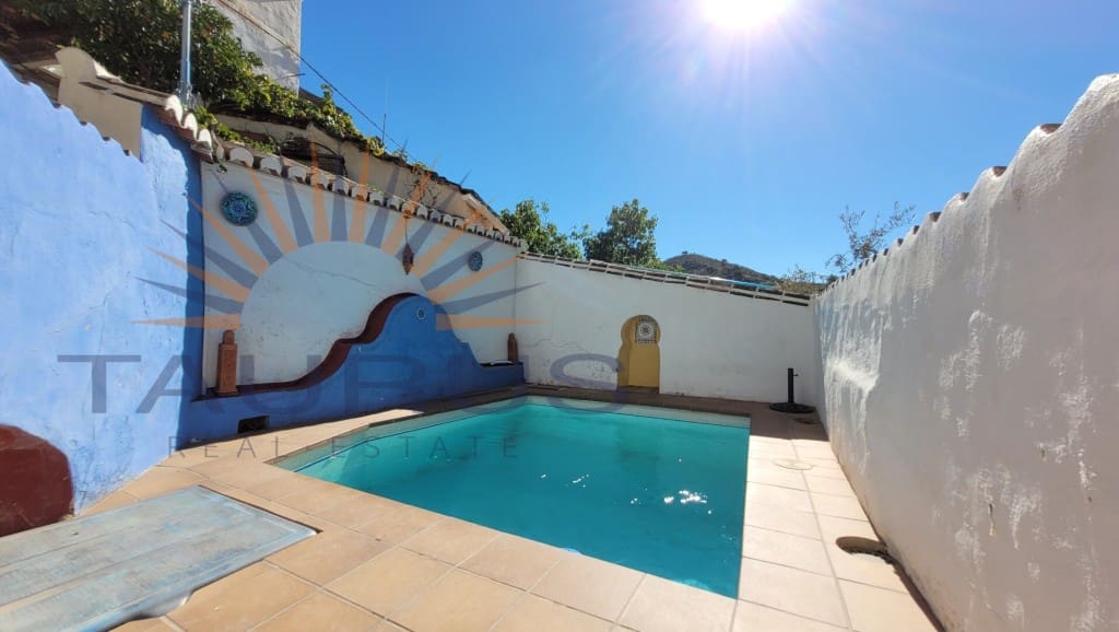 6 soveværelse Byhus til salg i Comares med swimmingpool garage - € 324.500 (Ref: 9300958)