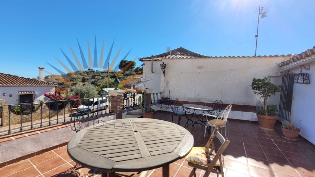 6 soveværelse Byhus til salg i Comares med swimmingpool garage - € 324.500 (Ref: 9300958)