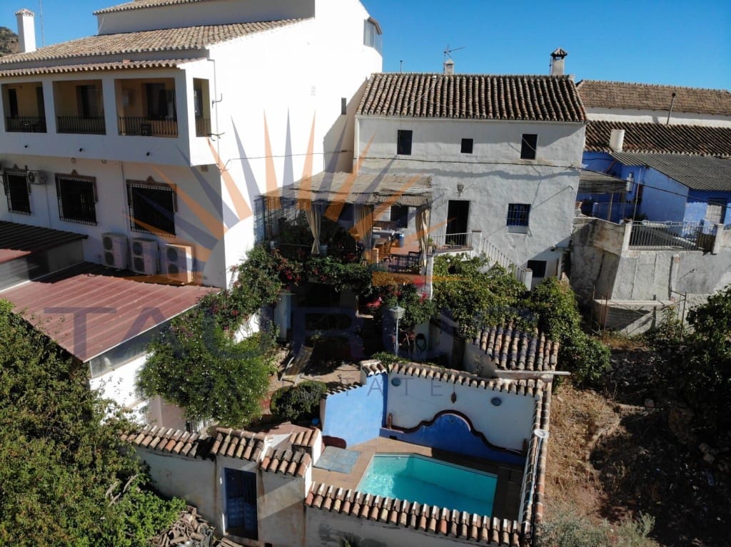 6 soveværelse Byhus til salg i Comares med swimmingpool garage - € 324.500 (Ref: 9300958)