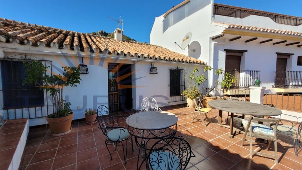 6 soveværelse Byhus til salg i Comares med swimmingpool garage - € 324.500 (Ref: 9300958)