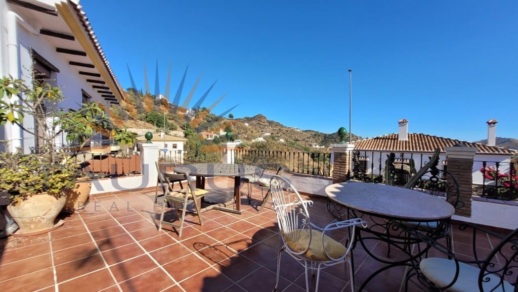 6 soveværelse Byhus til salg i Comares med swimmingpool garage - € 324.500 (Ref: 9300958)