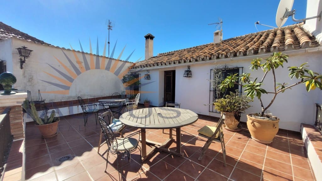 6 soveværelse Byhus til salg i Comares med swimmingpool garage - € 324.500 (Ref: 9300958)