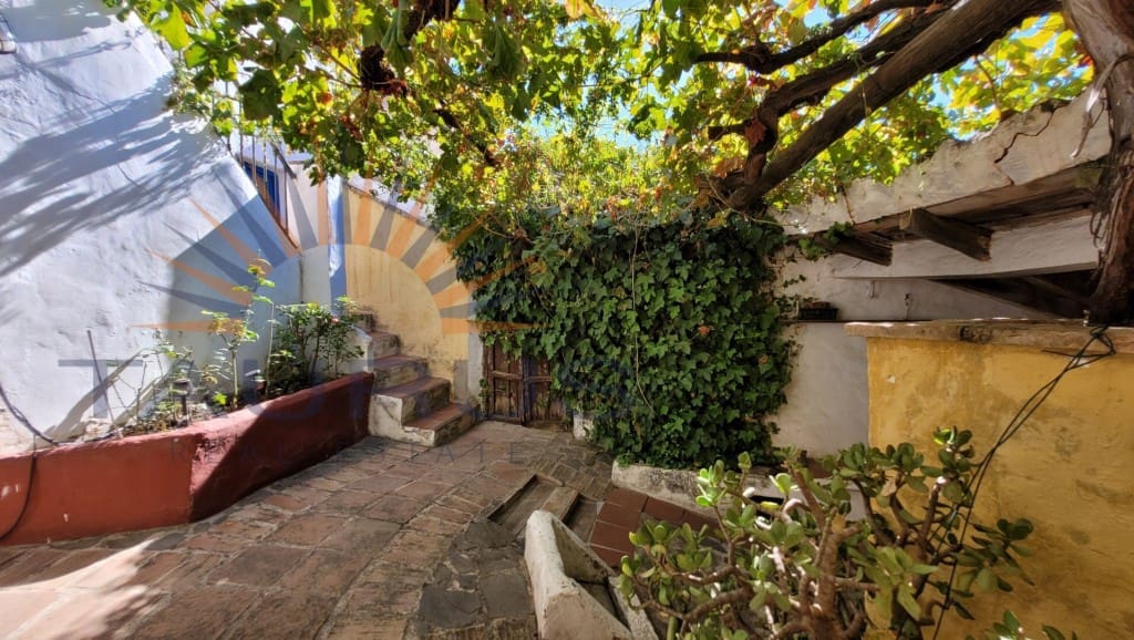 6 soveværelse Byhus til salg i Comares med swimmingpool garage - € 324.500 (Ref: 9300958)