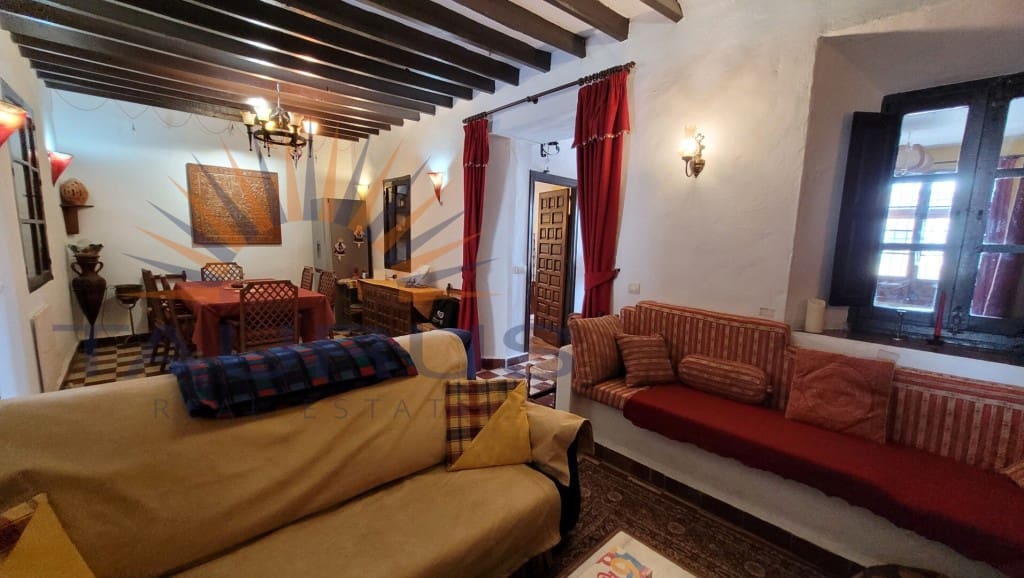 6 soveværelse Byhus til salg i Comares med swimmingpool garage - € 324.500 (Ref: 9300958)