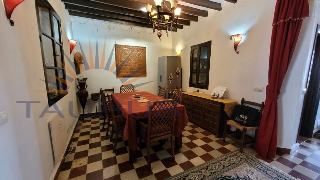 6 soveværelse Byhus til salg i Comares med swimmingpool garage - € 324.500 (Ref: 9300958)