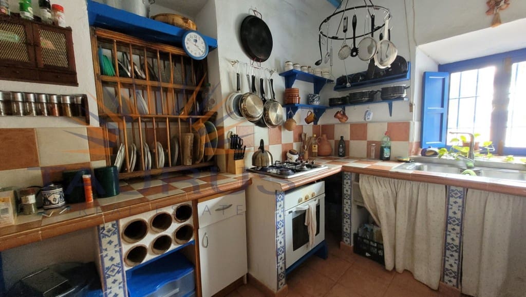 6 soveværelse Byhus til salg i Comares med swimmingpool garage - € 324.500 (Ref: 9300958)