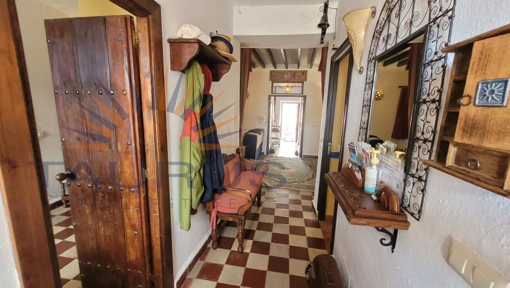 6 soveværelse Byhus til salg i Comares med swimmingpool garage - € 324.500 (Ref: 9300958)