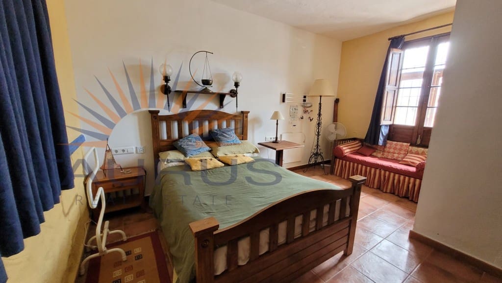 6 soveværelse Byhus til salg i Comares med swimmingpool garage - € 324.500 (Ref: 9300958)