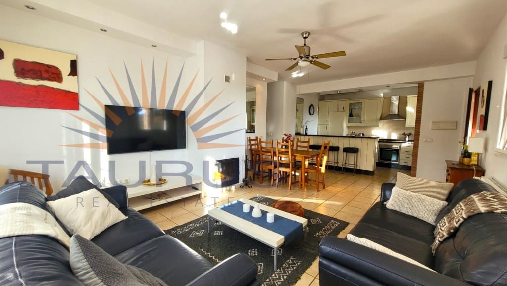 3 makuuhuone Huvila myytävänä paikassa Competa mukana uima-altaan - 445 000 € (Ref: 9337852)