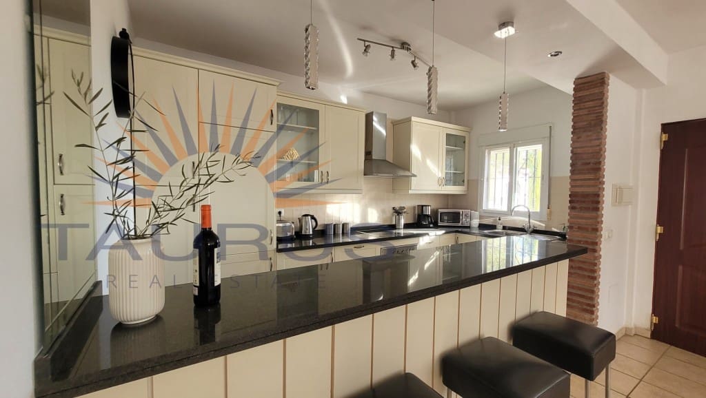 3 makuuhuone Huvila myytävänä paikassa Competa mukana uima-altaan - 445 000 € (Ref: 9337852)