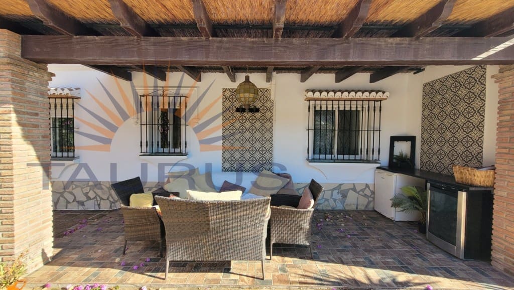 3 makuuhuone Huvila myytävänä paikassa Competa mukana uima-altaan - 445 000 € (Ref: 9337852)