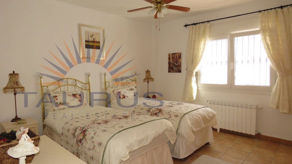 3 bedroom Villa for sale in Competa with pool garage - € 490,000 (Ref: 9403190)