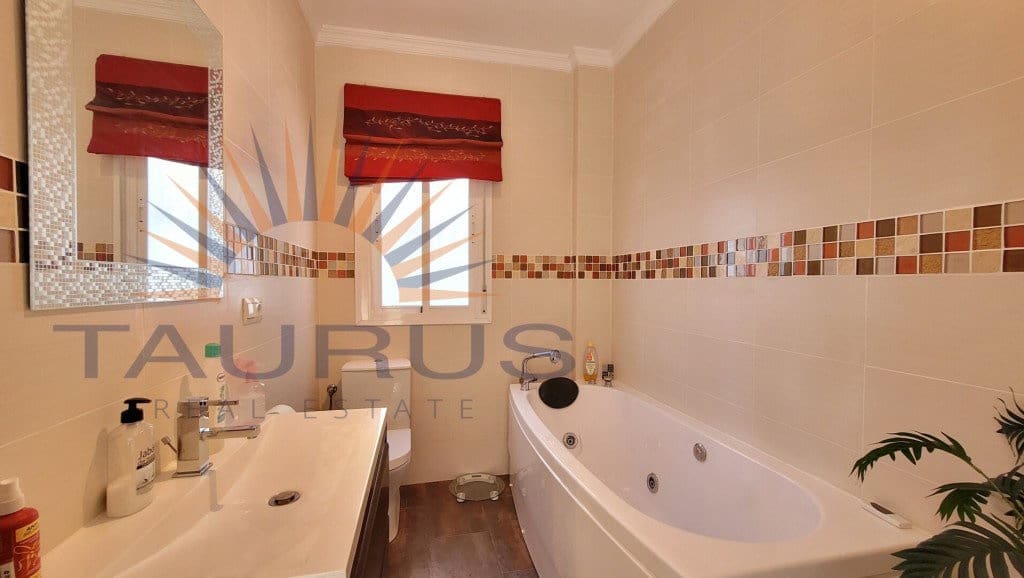 5 bedroom Villa for sale in Competa with pool garage - € 345,000 (Ref: 9426991)