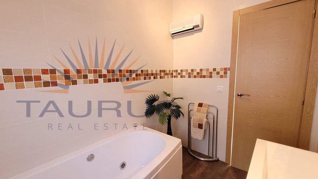 5 bedroom Villa for sale in Competa with pool garage - € 345,000 (Ref: 9426991)