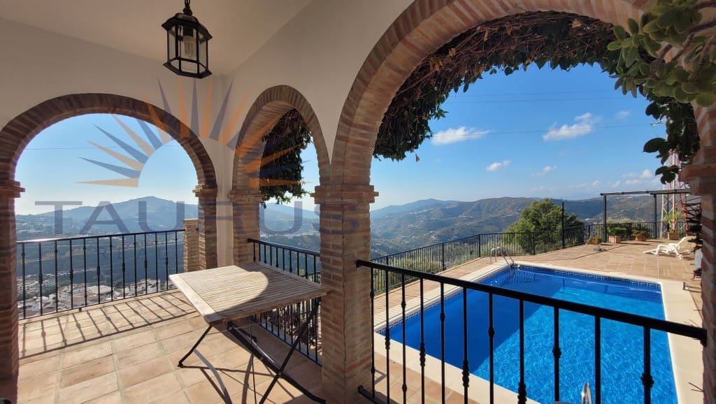 5 bedroom Villa for sale in Competa with pool - € 575,000 (Ref: 9488246)