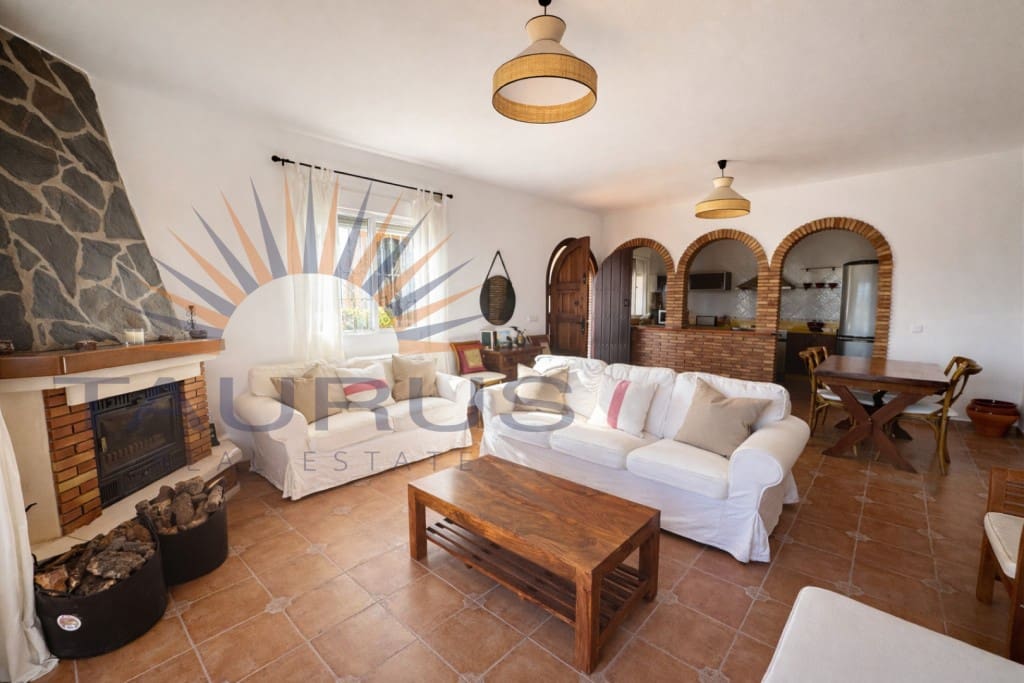 4 bedroom Villa for sale in Competa with pool - € 435,000 (Ref: 9533463)