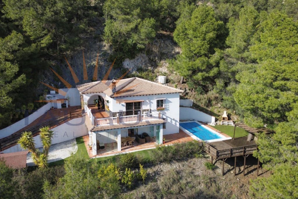 4 bedroom Villa for sale in Competa with pool garage - € 435,000 (Ref: 9533463)
