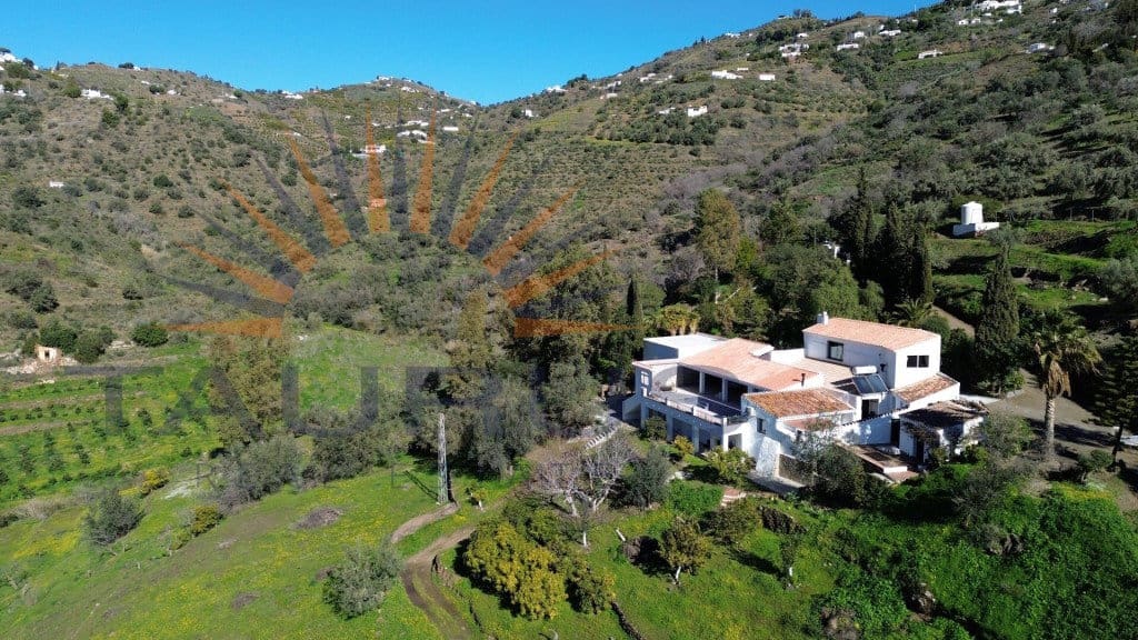3 bedroom Villa for sale in Competa with pool garage - € 1,100,000 (Ref: 9551192)