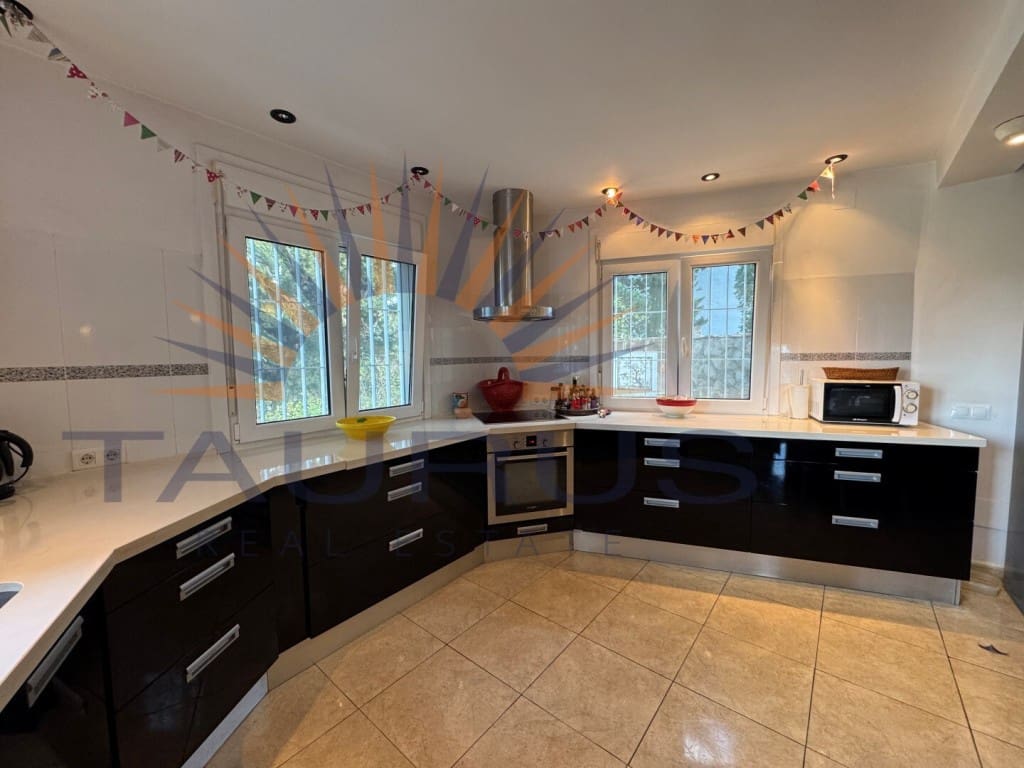 4 bedroom Villa for sale in Competa with pool garage - € 599,000 (Ref: 9615346)