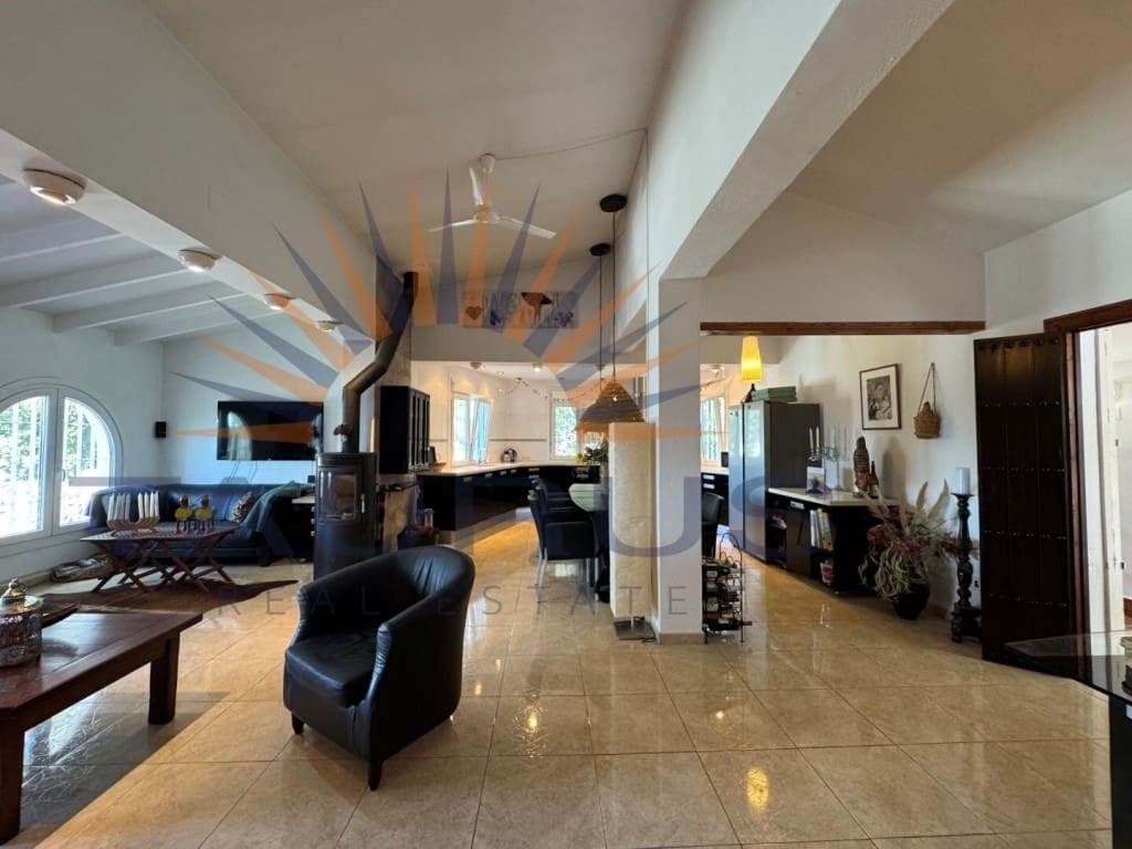 4 bedroom Villa for sale in Competa with pool garage - € 599,000 (Ref: 9615346)