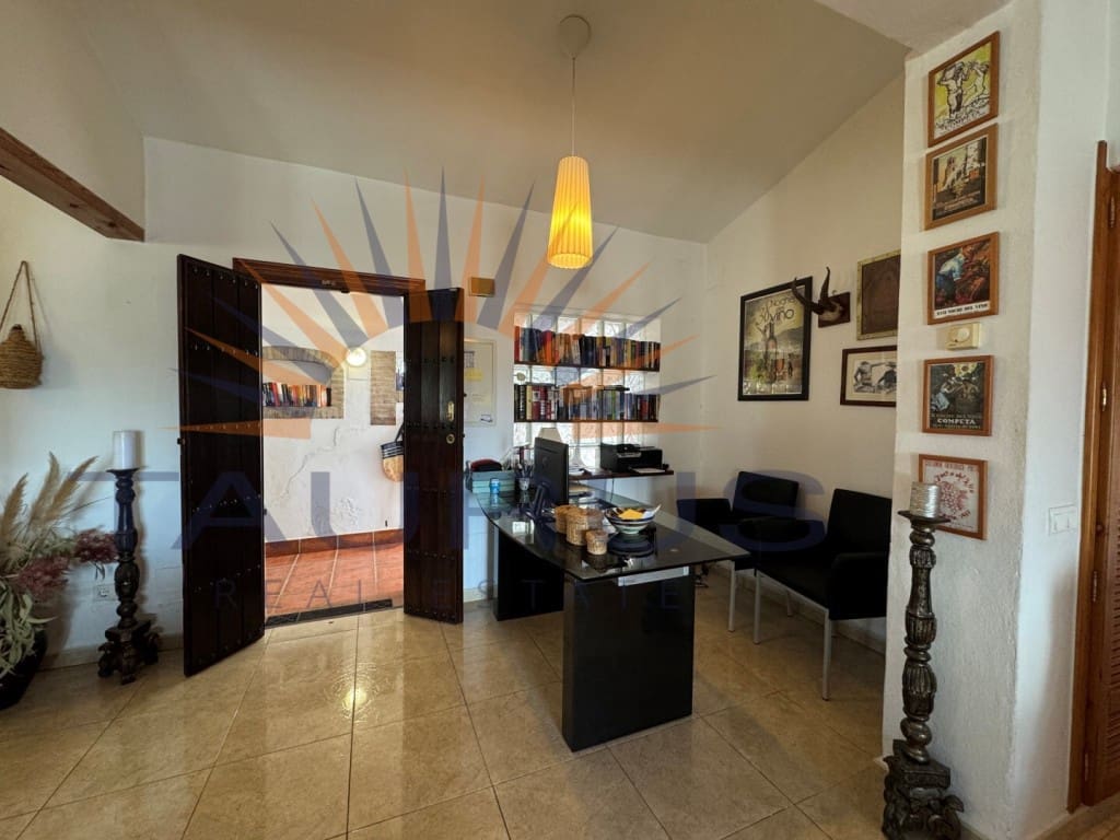 4 bedroom Villa for sale in Competa with pool garage - € 599,000 (Ref: 9615346)