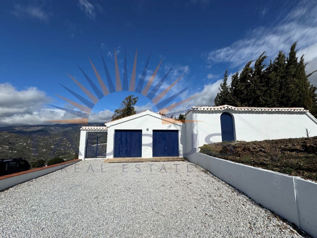 4 bedroom Villa for sale in Competa with pool garage - € 599,000 (Ref: 9615346)