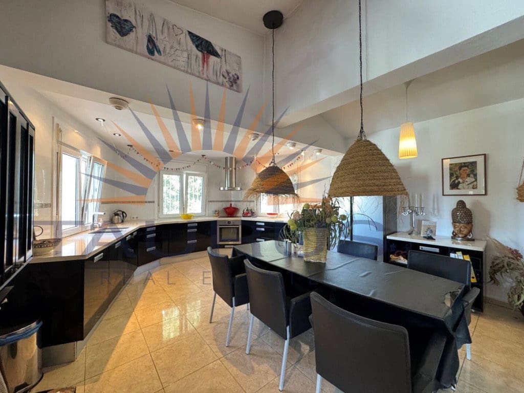 4 bedroom Villa for sale in Competa with pool garage - € 575,000 (Ref: 9615346)