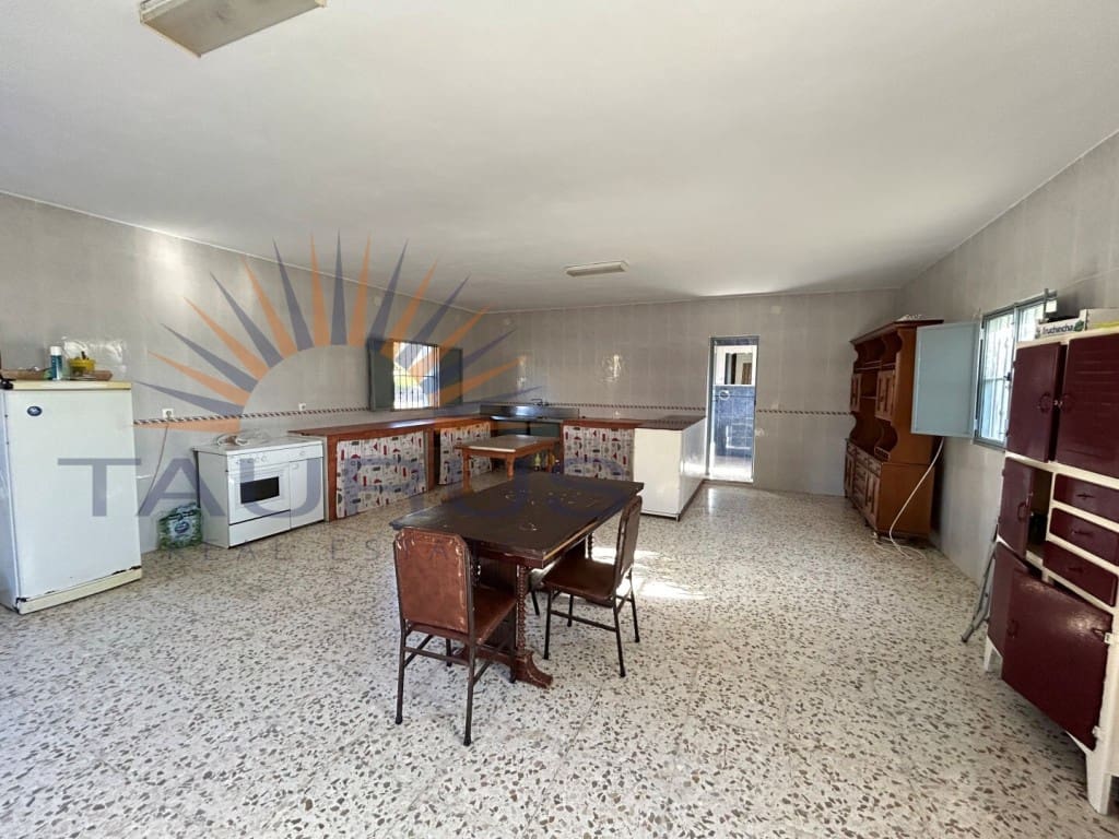 Commercial for sale in Trapiche - € 650,000 (Ref: 9619140)