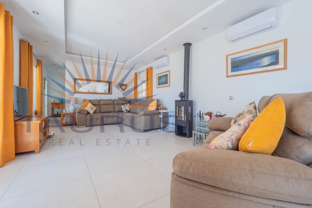 5 bedroom Villa for sale in Arenas de Velez with pool - € 730,000 (Ref: 9670308)