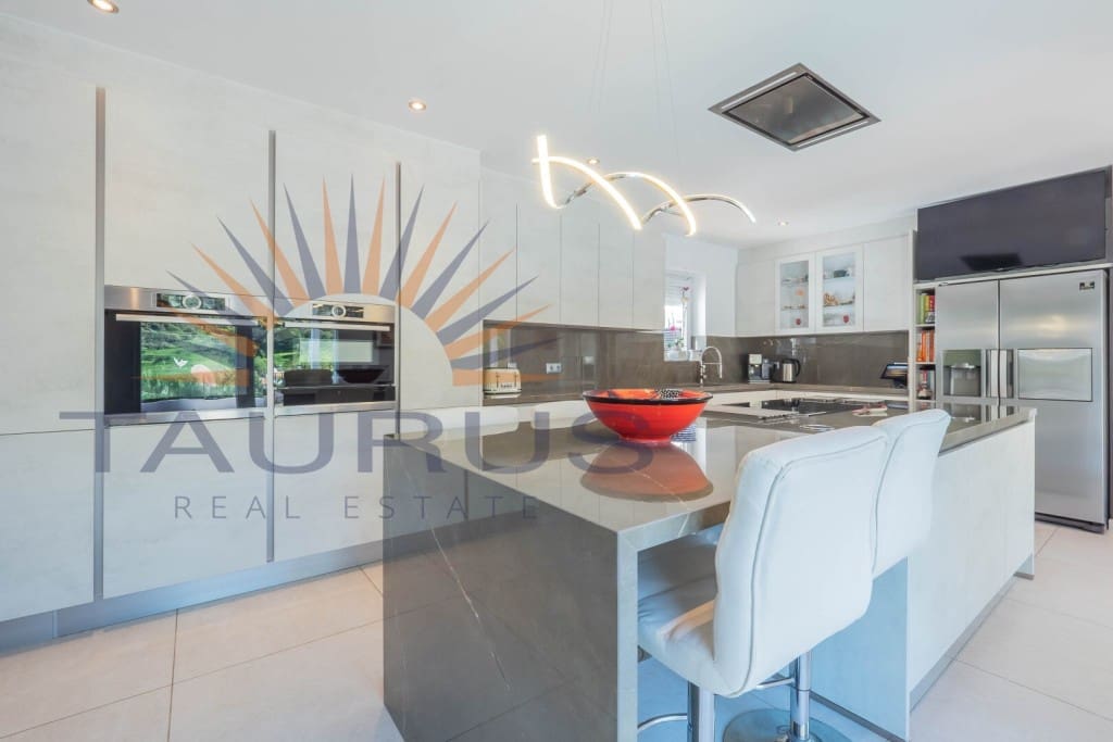 5 bedroom Villa for sale in Arenas de Velez with pool - € 730,000 (Ref: 9670308)