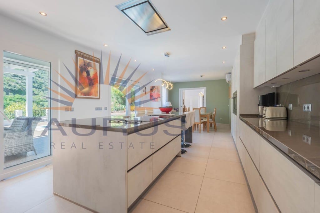 5 bedroom Villa for sale in Arenas de Velez with pool - € 730,000 (Ref: 9670308)