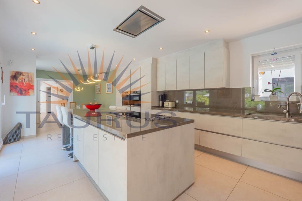 5 bedroom Villa for sale in Arenas de Velez with pool - € 730,000 (Ref: 9670308)