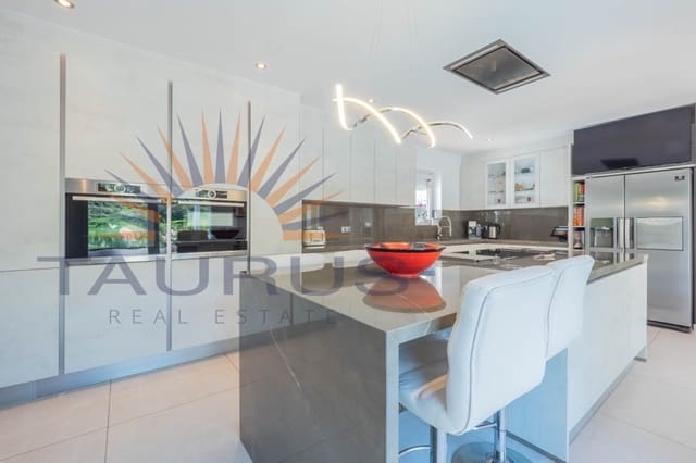 5 soverom Villa til salgs i Arenas de Velez, Arenas med svømmebasseng - € 730 000 (Ref: 9670308)