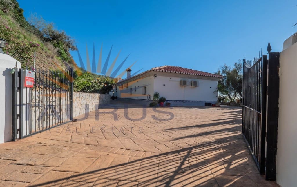 5 bedroom Villa for sale in Arenas de Velez with pool - € 730,000 (Ref: 9670308)