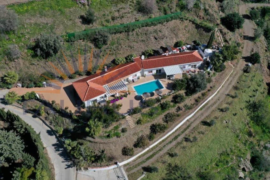 5 bedroom Villa for sale in Arenas de Velez with pool - € 730,000 (Ref: 9670308)