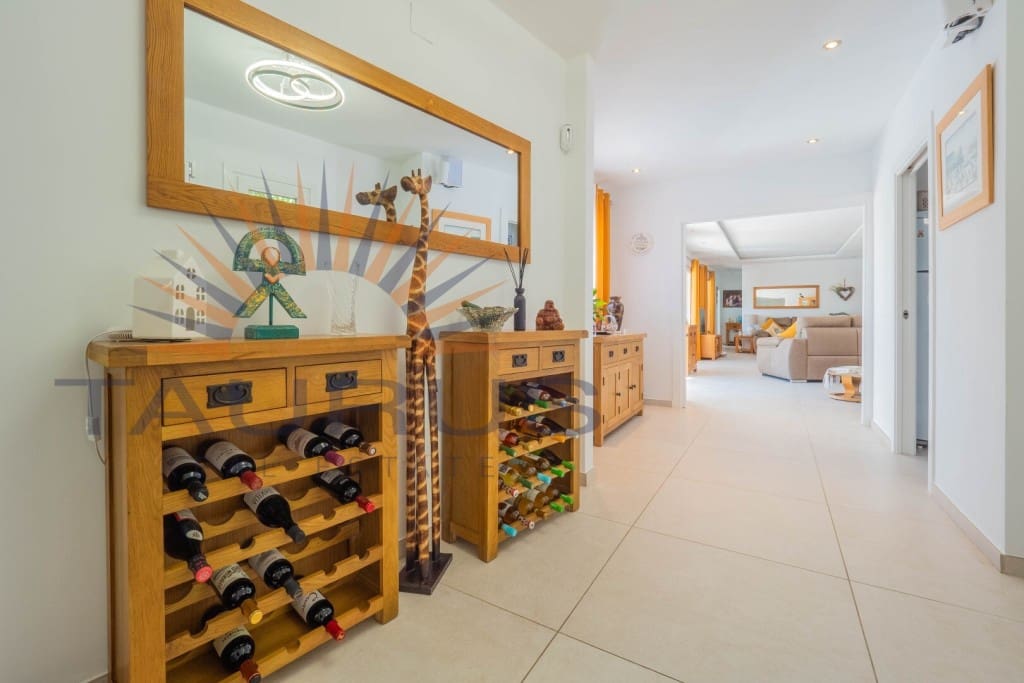 5 bedroom Villa for sale in Arenas de Velez with pool - € 730,000 (Ref: 9670308)