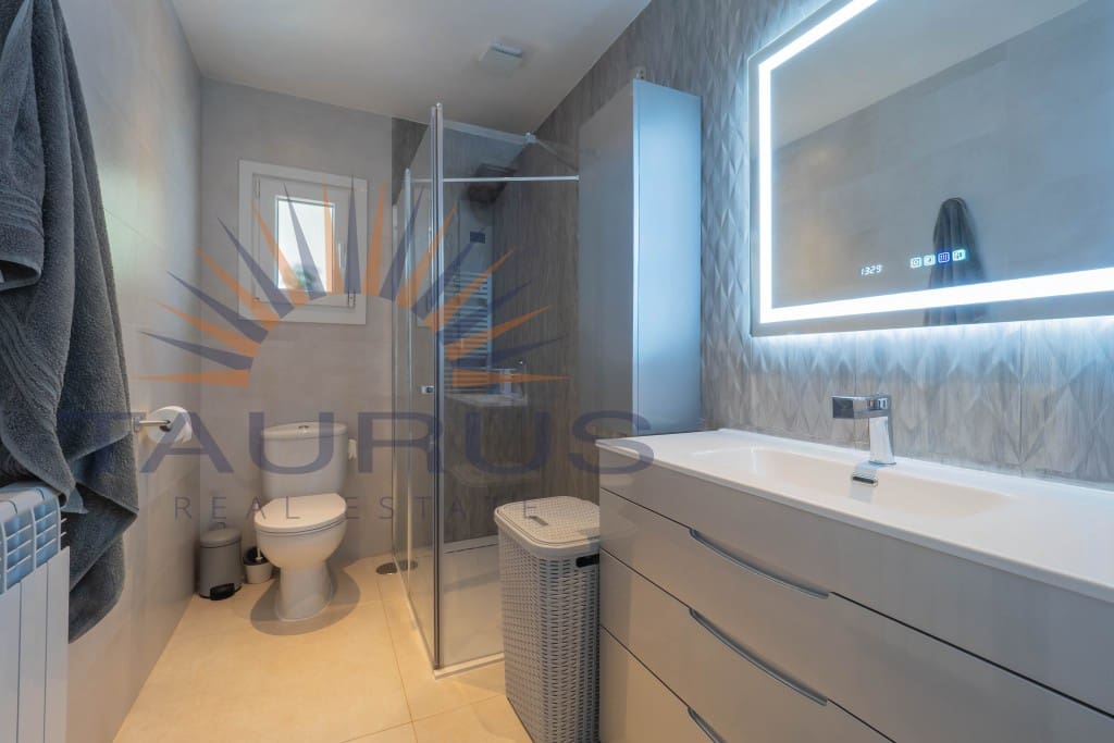 5 bedroom Villa for sale in Arenas de Velez with pool - € 730,000 (Ref: 9670308)