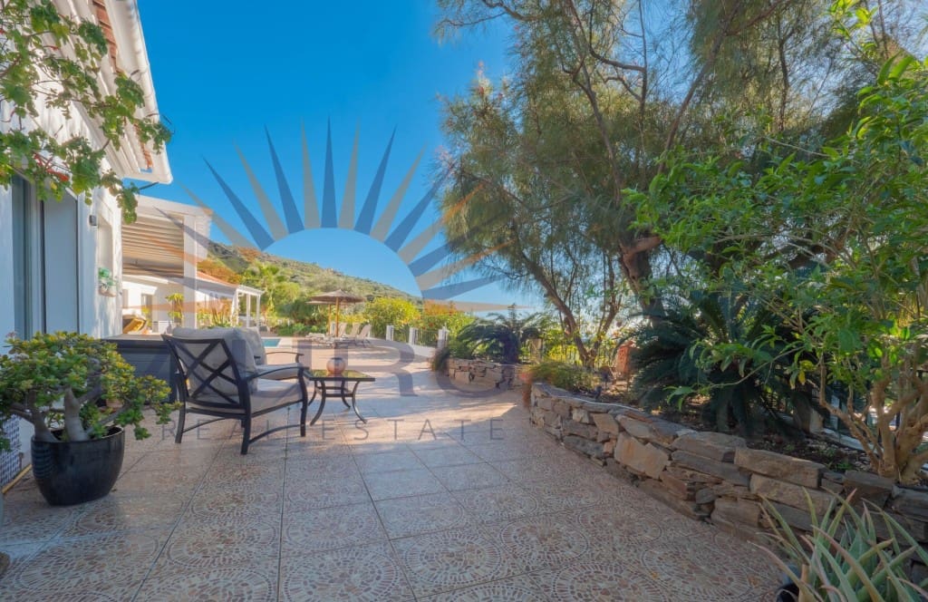 5 bedroom Villa for sale in Arenas de Velez with pool - € 730,000 (Ref: 9670308)