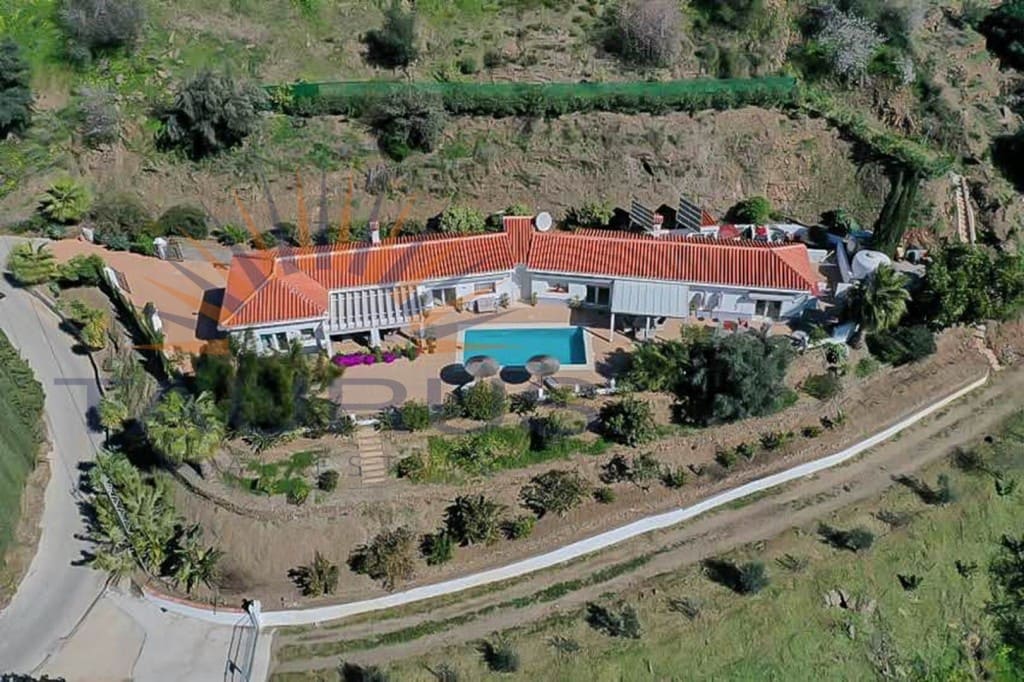 5 bedroom Villa for sale in Arenas de Velez with pool - € 730,000 (Ref: 9670308)