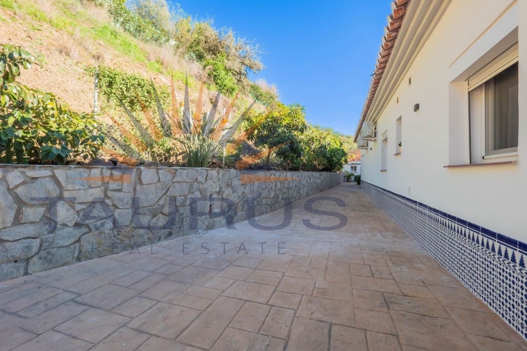 5 bedroom Villa for sale in Arenas de Velez with pool - € 730,000 (Ref: 9670308)