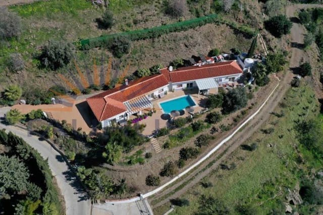 5 sypialnia Willa na sprzedaż w Arenas de Velez, Arenas z basenem garażem - 730 000 € (Ref: 9670308)