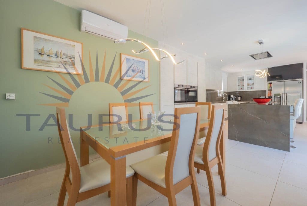 5 soverom Villa til salgs i Arenas de Velez med svømmebasseng garasje - € 730 000 (Ref: 9670308)