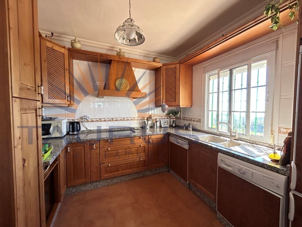 3 makuuhuone Huvila myytävänä paikassa Arenas de Velez mukana uima-altaan - 470 000 € (Ref: 9674016)